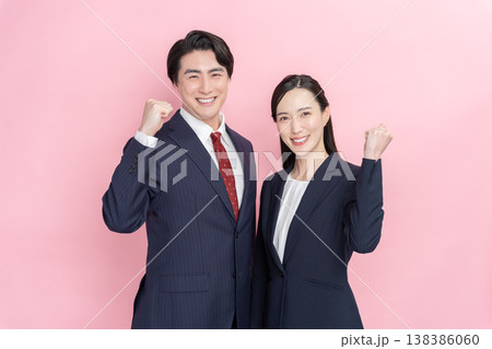 ガッツポーズで応援するビジネスマン男女 ガッツポーズで応援するビジネスマン男女 138386060