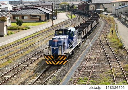 三陸鉄道リアス線の最南端駅 盛駅の石灰石輸送列車 三陸鉄道リアス線の最南端駅 盛駅の石灰石輸送列車 138386293