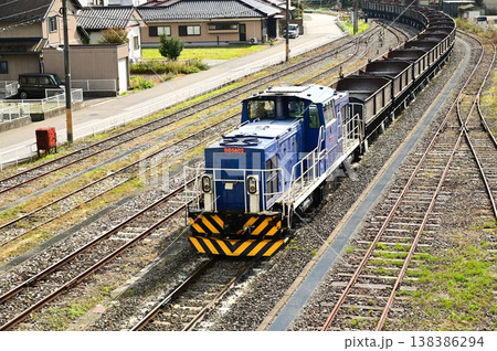 三陸鉄道リアス線の最南端駅 盛駅の石灰石輸送列車 138386294