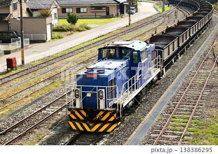 三陸鉄道リアス線の最南端駅 盛駅の石灰石輸送列車 三陸鉄道リアス線の最南端駅 盛駅の石灰石輸送列車 138386295