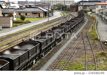 三陸鉄道リアス線の最南端駅 盛駅の石灰石輸送列車 138386299