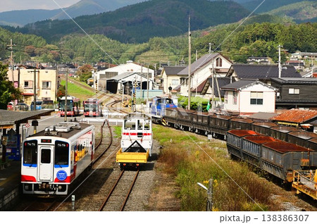 三陸鉄道盛駅　三鉄の列車と石灰石輸送列車 138386307