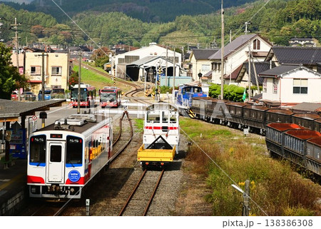 三陸鉄道盛駅　三鉄の列車と石灰石輸送列車 138386308