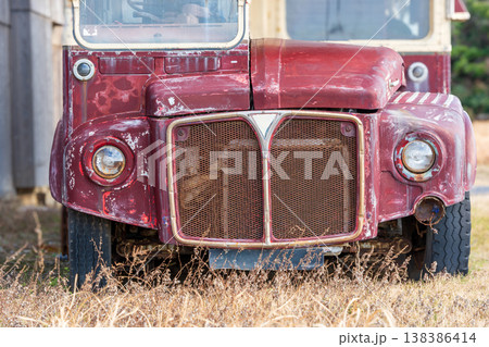 古く赤い2階建てバスのフロント部分 138386414