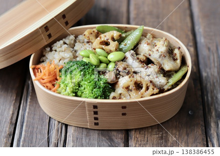 マスタードチキンとたっぷり野菜の500キロカロリー以下のヘルシー弁当 138386455