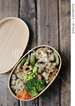 マスタードチキンとたっぷり野菜の500キロカロリー以下のヘルシー弁当 マスタードチキンとたっぷり野菜の500キロカロリー以下のヘルシー弁当 138386458
