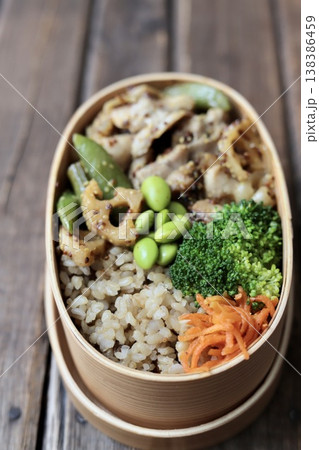 マスタードチキンとたっぷり野菜の500キロカロリー以下のヘルシー弁当 マスタードチキンとたっぷり野菜の500キロカロリー以下のヘルシー弁当 138386459