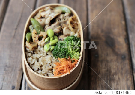 マスタードチキンとたっぷり野菜の500キロカロリー以下のヘルシー弁当 138386460