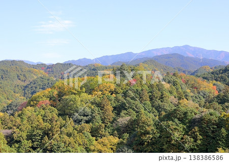 秋晴れ　里山の紅葉 138386586