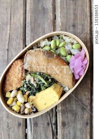 曲げわっぱに入れた鰤の照り焼きと枝豆塩昆布ごはんの和食弁当 曲げわっぱに入れた鰤の照り焼きと枝豆塩昆布ごはんの和食弁当 138386653