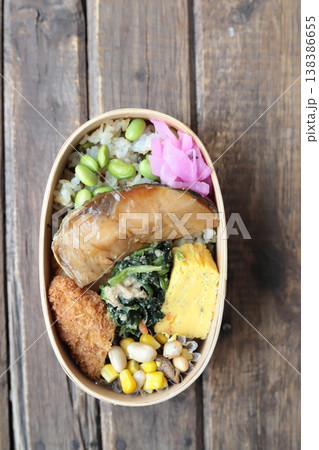 曲げわっぱに入れた鰤の照り焼きと枝豆塩昆布ごはんの和食弁当 曲げわっぱに入れた鰤の照り焼きと枝豆塩昆布ごはんの和食弁当 138386655