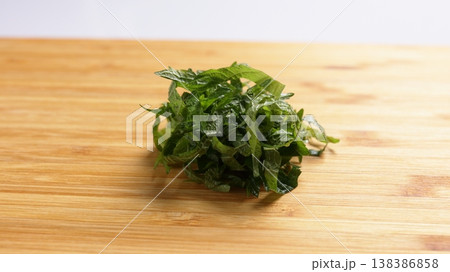 料理の薬味や彩りに使える大葉(しそ)の千切り 料理の薬味や彩りに使える大葉(しそ)の千切り 138386858