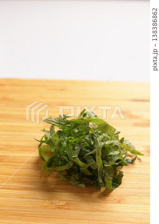 料理の薬味や彩りに使える大葉（しそ）の千切り 138386862
