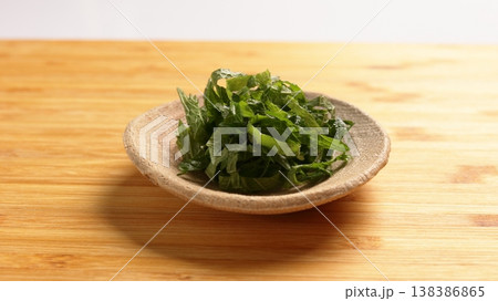 料理の薬味や彩りに使える大葉(しそ)の千切り 料理の薬味や彩りに使える大葉(しそ)の千切り 138386865