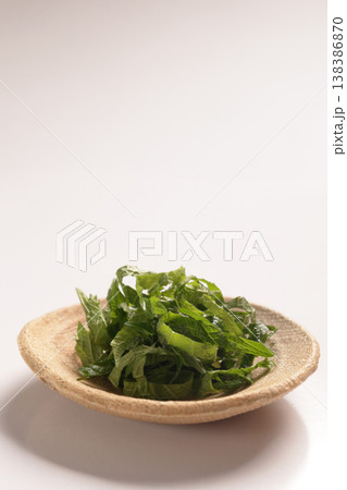 料理の薬味や彩りに使える大葉（しそ）の千切り 138386870