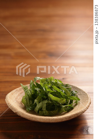 料理の薬味や彩りに使える大葉(しそ)の千切り 料理の薬味や彩りに使える大葉(しそ)の千切り 138386873