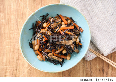 ひじきの煮物 にんじん・大豆・油揚げ入りの和惣菜 ひじきの煮物 にんじん・大豆・油揚げ入りの和惣菜 138387145
