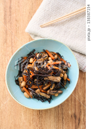 ひじきの煮物 にんじん・大豆・油揚げ入りの和惣菜 ひじきの煮物 にんじん・大豆・油揚げ入りの和惣菜 138387154