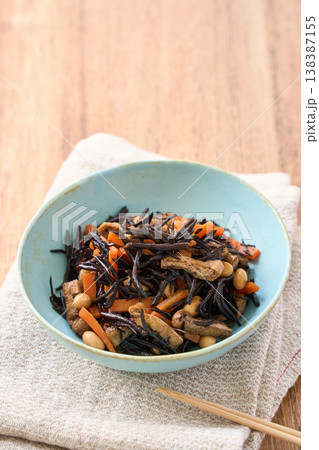 ひじきの煮物 にんじん・大豆・油揚げ入りの和惣菜 138387155