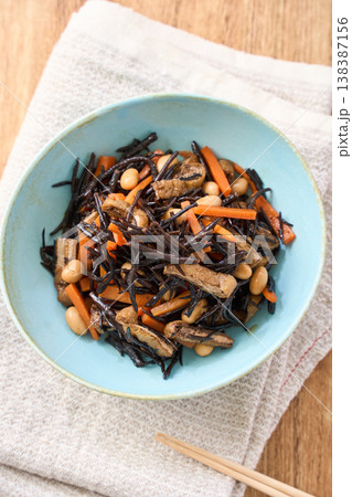 ひじきの煮物 にんじん・大豆・油揚げ入りの和惣菜 138387156