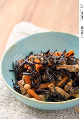 ひじきの煮物 にんじん・大豆・油揚げ入りの和惣菜 138387157