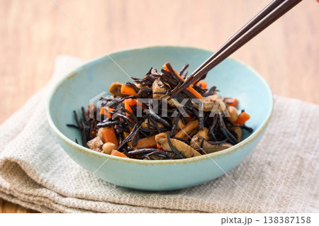 ひじきの煮物 にんじん・大豆・油揚げ入りの和惣菜 ひじきの煮物 にんじん・大豆・油揚げ入りの和惣菜 138387158