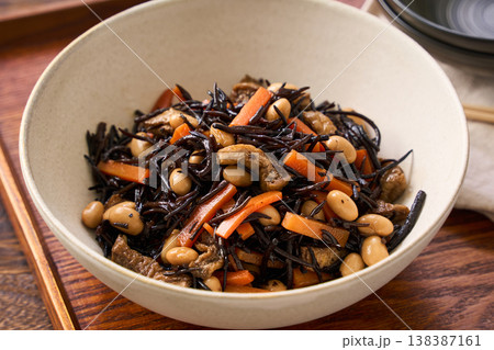 ひじきの煮物 にんじん・大豆・油揚げ入りの和惣菜 ひじきの煮物 にんじん・大豆・油揚げ入りの和惣菜 138387161