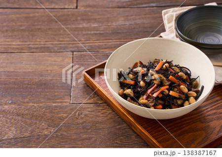 ひじきの煮物 にんじん・大豆・油揚げ入りの和惣菜 ひじきの煮物 にんじん・大豆・油揚げ入りの和惣菜 138387167