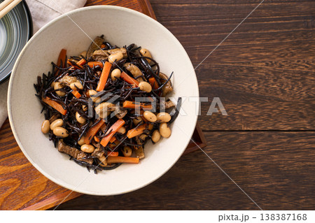 ひじきの煮物 にんじん・大豆・油揚げ入りの和惣菜 138387168