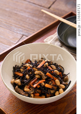 ひじきの煮物 にんじん・大豆・油揚げ入りの和惣菜 ひじきの煮物 にんじん・大豆・油揚げ入りの和惣菜 138387171