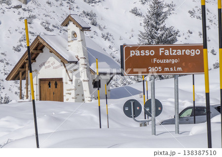 sign of falzarego pass dolomites winter season 138387510
