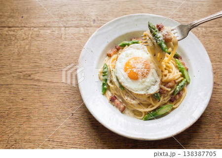 アスパラガスとベーコンのクリームパスタ 138387705