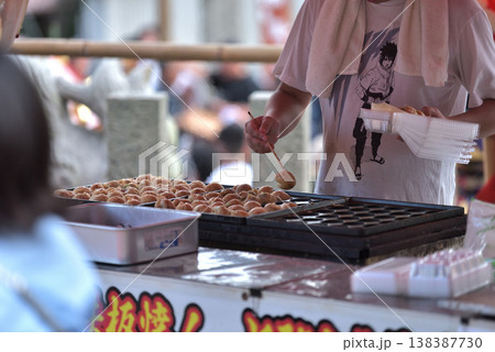 祭りの屋台 たこ焼き屋 祭りの屋台 たこ焼き屋 138387730