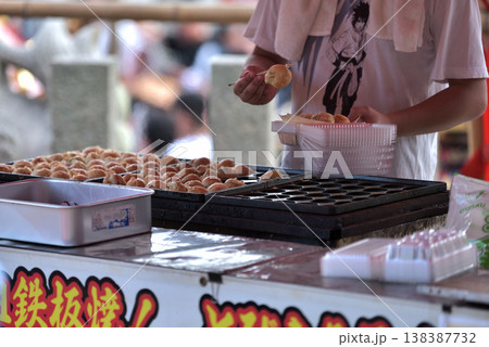 祭りの屋台 たこ焼き屋 祭りの屋台 たこ焼き屋 138387732