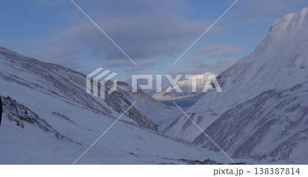 氷河から海を見下ろす 138387814