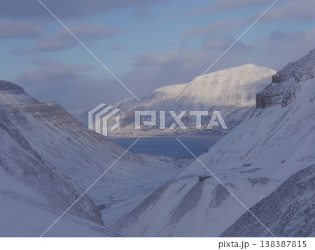 氷河から海を見下ろす 138387815