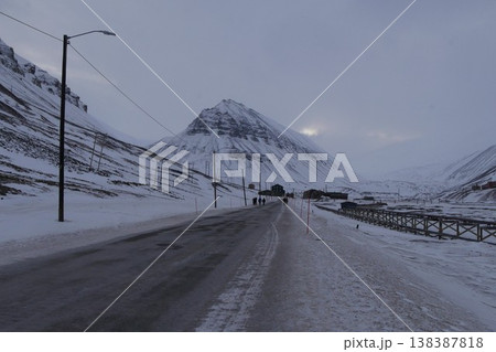 凍ったロングイェールビーンの道路 138387818