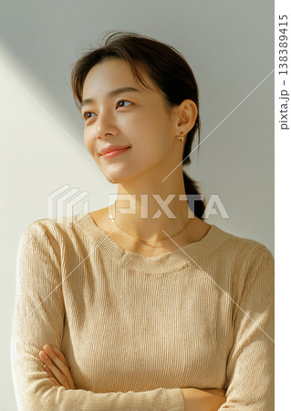 穏やかな表情で遠くを見つめる30代女性 138389415