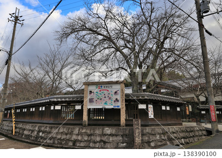 大和国　「高取城」城下町の様子と移築された松ノ門 138390100