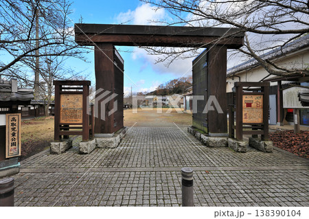 大和国　「高取城」城下町の様子と移築された松ノ門 138390104