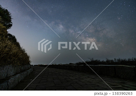 海辺の遊歩道から眺める美しい天の川 138390263
