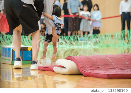 【保育園の運動会　障害物競走マット】 138390569