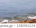 海の水面テクスチャと波しぶき　岩場のある海岸背景 138391224