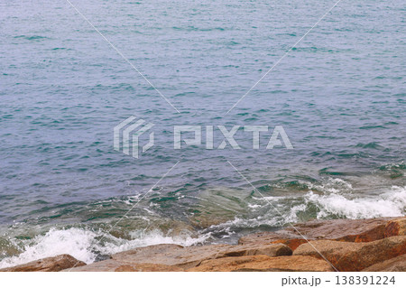 海の水面テクスチャと波しぶき 岩場のある海岸背景 海の水面テクスチャと波しぶき 岩場のある海岸背景 138391224