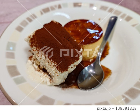 プリンとティラミス クラシコの盛合せ 138391818