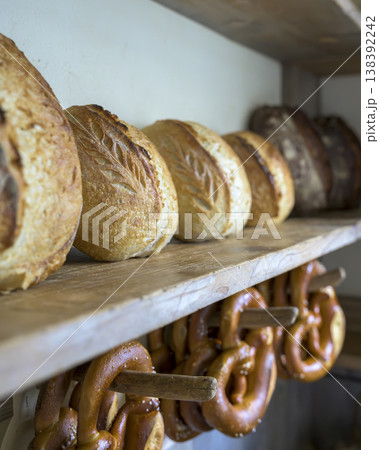 手作りパンが並ぶパン屋さん(ブーランジュリー) 手作りパンが並ぶパン屋さん(ブーランジュリー) 138392242
