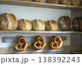 手作りパンが並ぶパン屋さん（ブーランジュリー） 138392243