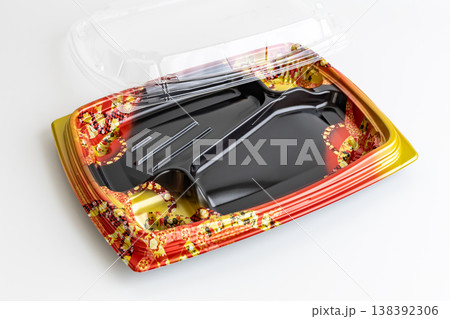 プラスチックの使い捨て弁当容器　白バック 138392306