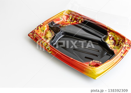 プラスチックの使い捨て弁当容器　白バック 138392309