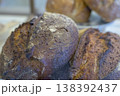 ライ麦とサワードゥで焼き上げたロッゲンミッシュブロート（Roggenmischbrot） 138392437